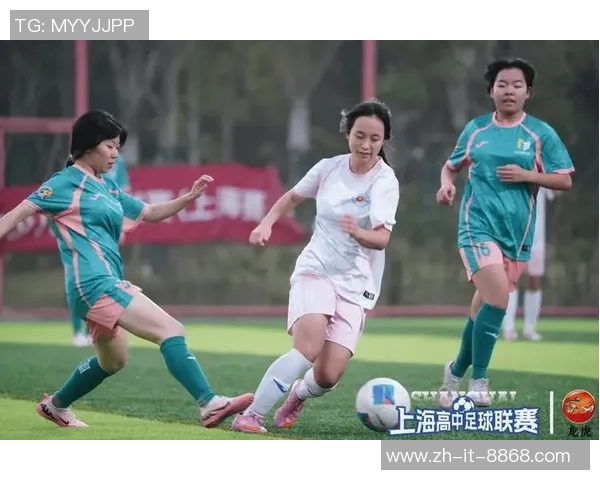 足球靓女展现风采与实力的完美结合引领女性运动新潮流 足球靓女展现风采与实力的完美结合引领女性运动新潮流